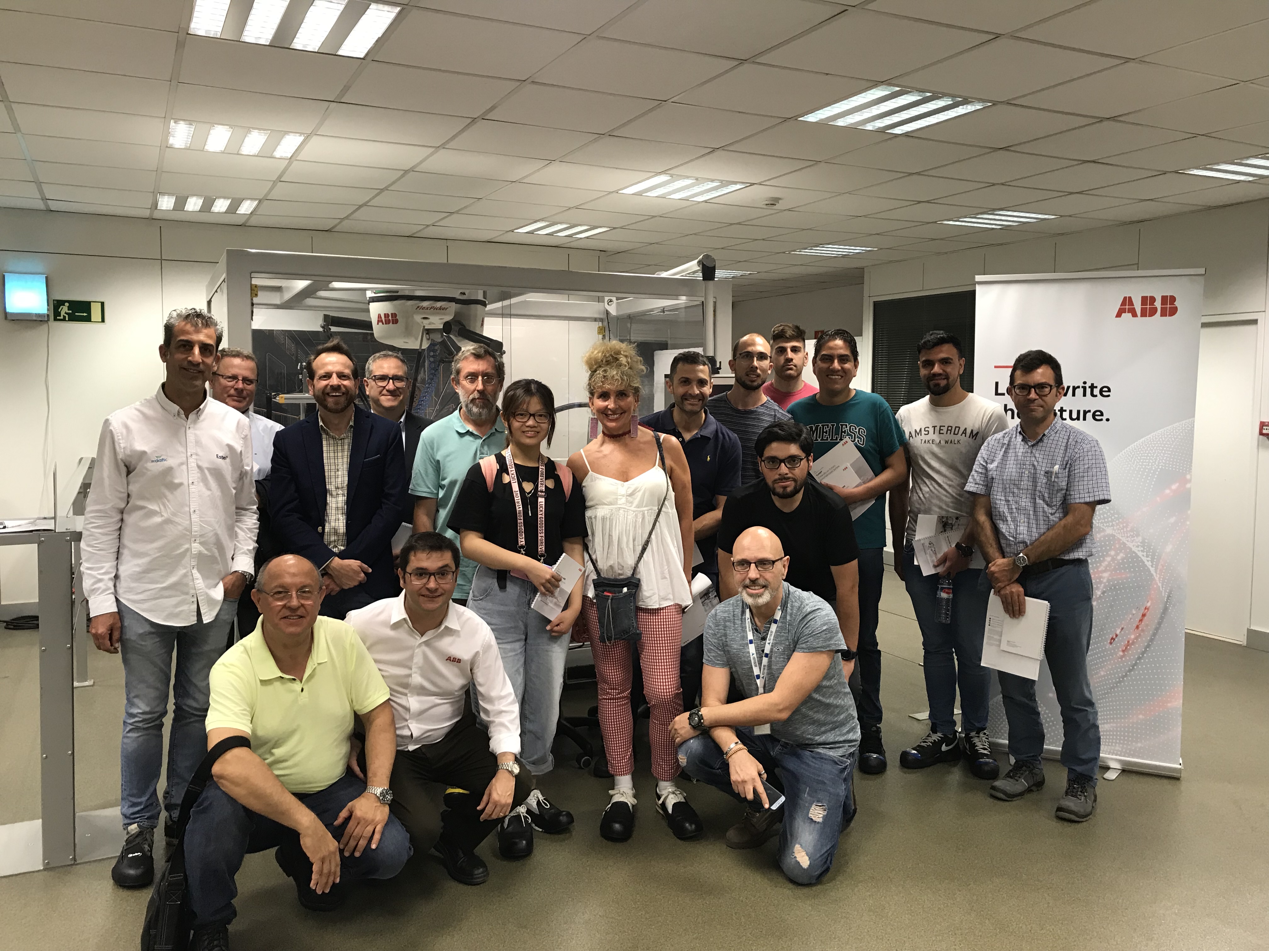 Alumnos de CEAM Máster DOPI y Técnico en Productividad visitan las instalacionese de la empresa robótica ABB